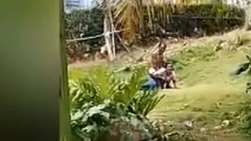 Un niño en pañales presenció parte de la escena.