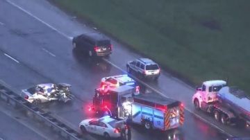 La Policía del estado de Illinois dijo que el incidente ocurrió alrededor de las 4 de la mañana cuando un vehículo y un semi camión chocaron hacia el norte en la autopista Bishop.
