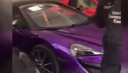 Autos de lujo fueron incautados en el operativo.