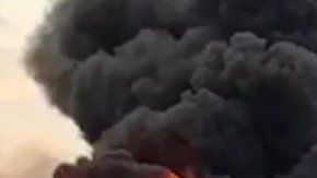 El avión tuvo que aterrizar de emergencia envuelto en llamas.