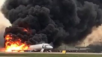 El avión tuvo que aterrizar de emergencia envuelto en llamas.