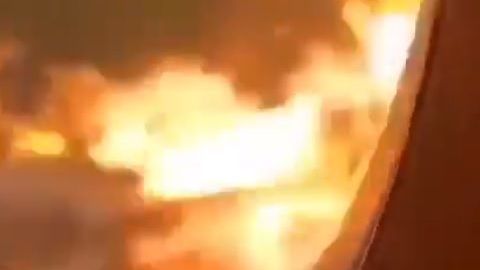 El fuego envolvió al avión.