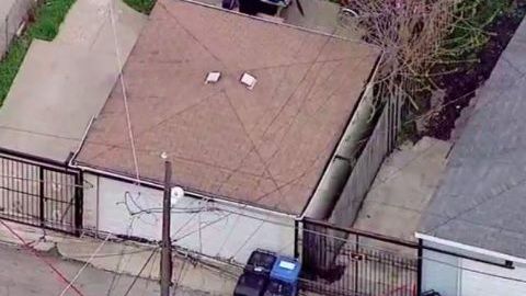 Una mujer y su hija notaron al bebé, que aún tenía el cordón umbilical conectado, en un callejón en el 1714 al norte de la avenida Keystone y lo llevaron a un cuartel de bomberos.