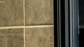 Imagina regresar a casa y hallar que un intruso limpió hasta el baño.