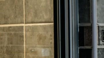 Imagina regresar a casa y hallar que un intruso limpió hasta el baño.