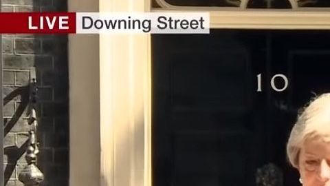 Theresa May al anunciar su salida