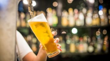 Legisladores de Illinois proponen aumento de impuestos al alcohol.