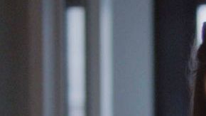 Zoe Levin y Brendan Scannell en "Bonding"