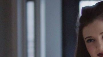 Zoe Levin y Brendan Scannell en "Bonding"