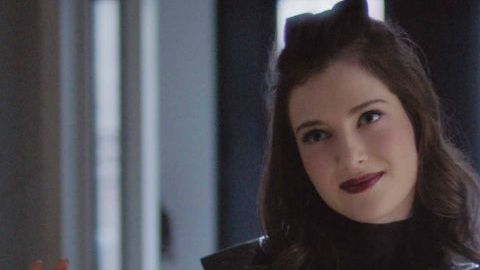 Zoe Levin y Brendan Scannell en "Bonding"