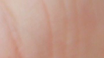 El bebé fue hallado desnudo y ensangrentado.