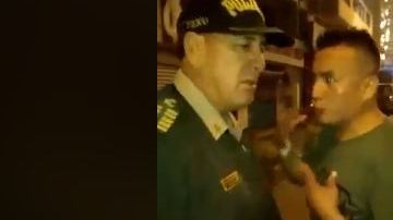 El hombre que llevaba unas copas de más suplicaba lo alejaran de su mujer.