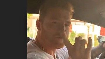 El boxeador mexicano Saúl Canelo Álvarez se pasea por Francia en su Lamborghini.