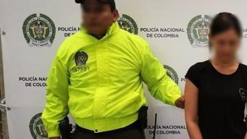 La mujer permanece encarcelada.