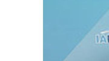 Angelica Chavez con su premio de la lotería Mega Millions.