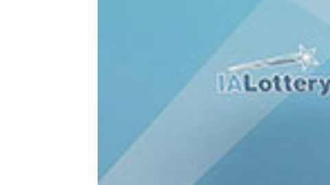 Angelica Chavez con su premio de la lotería Mega Millions.