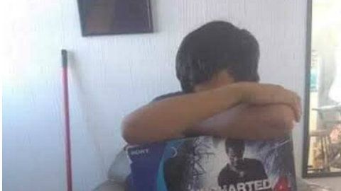 El joven ha conmovido a los usuarios de las redes por su sacrificio.