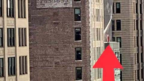 La policía subió a la terraza y vio de qué se trataba en realidad.