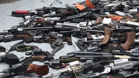 Cientos de armas confiscadas en Bel Air.