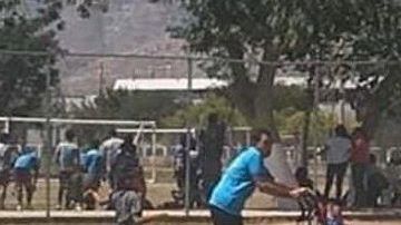 El padre hace todo con tal de que su hijo juegue fútbol.