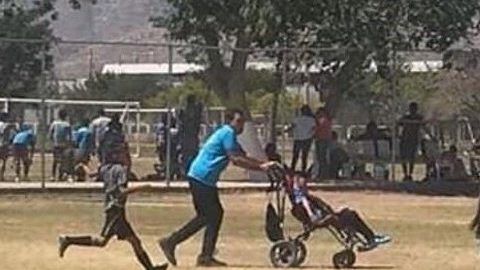El padre hace todo con tal de que su hijo juegue fútbol.