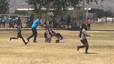 El padre hace todo con tal de que su hijo juegue fútbol.