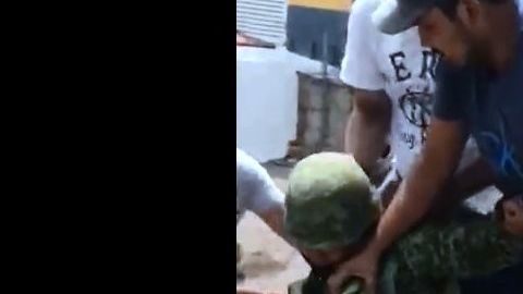 Los soldados mexicanos fueron sometidos por autodefensas,