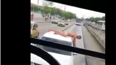 El hombre sabía que solo haciendo esto su esposa lo perdonaría.