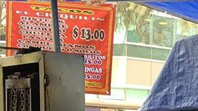 Diego Reyes no perdió oportunidad de comerse unos tacos en un puesto callejero