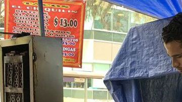 Diego Reyes no perdió oportunidad de comerse unos tacos en un puesto callejero