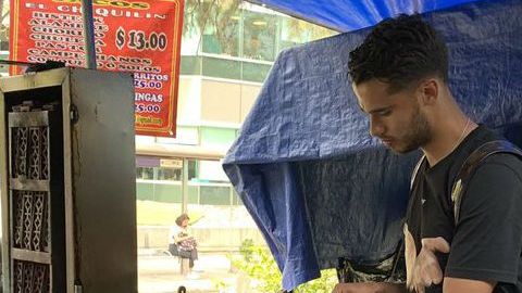 Diego Reyes no perdió oportunidad de comerse unos tacos en un puesto callejero
