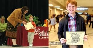 Alex Kunda recibiendo los diplomas de asitencia perfecta.
