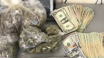 La Policía de Chicago incautó drogas, armas y dinero en efectivo en una serie de redadas de drogas en el sur de la ciudad.