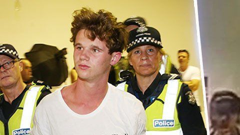 Adolescente lanza huevos a un senador australiano.