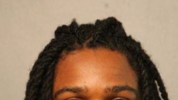 (izq.) Eric Adams de 23 años y Michael Washington de 39 años fueron acusados de un delito grave de asesinato en primer grado, dijeron las autoridades.