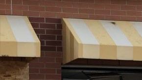 Vehículo choca contra un restaurante McDonald's, en Evanston.