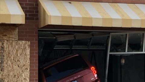 Vehículo choca contra un restaurante McDonald's, en Evanston.