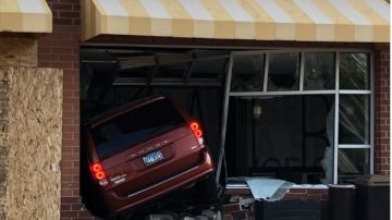 Vehículo choca contra un restaurante McDonald's, en Evanston.