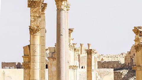 En la imagen se ven las ruinas de la ancestral ciudad de Palmira, de donde se han robado reliquias.