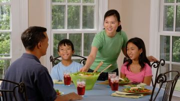 family-eating-at-the-table-619142_1280