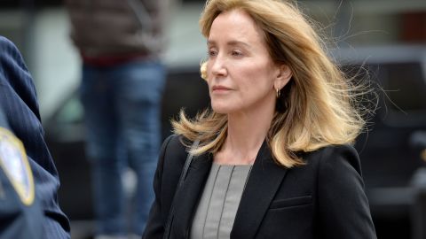 La actriz Felicity Huffman es escoltada por la policía a la corte, donde se declaró culpable de un cargo de conspiración para cometer fraude por correo y fraude por correo de servicios honestos ante el juez Talwani en el Palacio de Justicia de Estados Unidos John Joseph Moakley en Boston, Massachusetts.