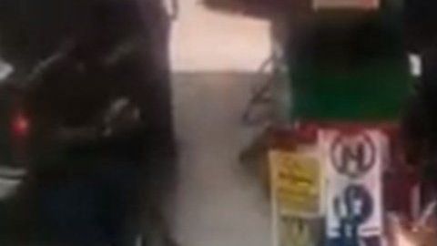 La menor fue envuelta por las llamas.