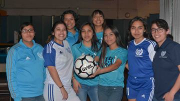 Las jugadoras de Cicero Jaguars FC, que participa por primera vez en la liga femenil United Premier Soccer League. (Javier Quiroz / La Raza)