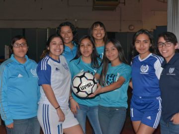 Las jugadoras de Cicero Jaguars FC, que participa por primera vez en la liga femenil United Premier Soccer League. (Javier Quiroz / La Raza)