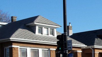 Las mujeres estaban paradas en un callejón alrededor de las 4:30 am en la cuadra 2200 al norte de la calle Orchard en Lincoln Park.