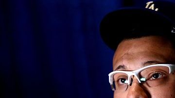 Julio Urías está acusado de violencia doméstica