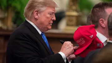 El presidente firmará la gorra.
