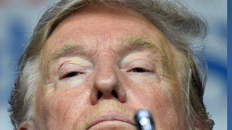 Romney no le tiembla la mano para criticar a Trump