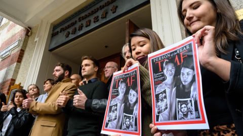 Un grupo de personas a las afueras del Club de Corresponsales Extranjeros (FCC) en Hong Kong protestan por la encarcelación de las periodistas de Wa Lone y Kyaw Soe Oo.