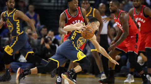 Kyle Lowry y Stephen Curry en el Oracle Arena de Oakland.